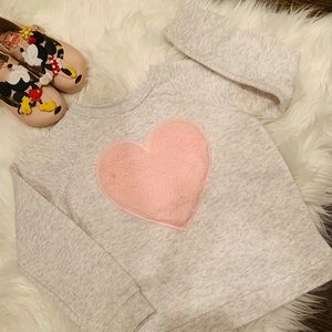 Sweatshirt with faux fur heart